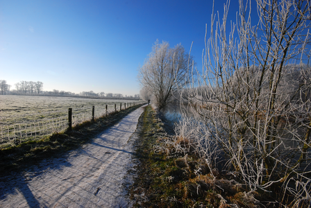 900057 Gezicht op het jaagpad langs de Kromme Rijn langs het landgoed Amelisweerd bij Bunnik, tijdens winterse ...